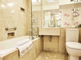 The Capital Hotel, Apartments & Townhouse - Photo 7