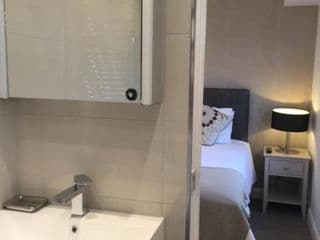 Modern 2 Bedroom Flat with private outdoor terrace - Photo 13