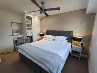 Modern 2 Bedroom Flat with private outdoor terrace - Photo 3