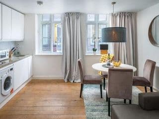 Square Mile Residences - Photo 14