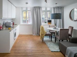 Square Mile Residences - Photo 15