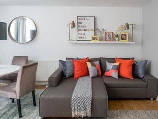 Square Mile Residences - Photo 4