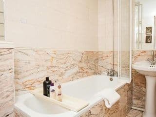 Bright 2 Bedroom Flat in Central London - Photo 10