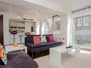 Beautiful Newly Renovated 2 Bed Apartment in Bank