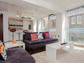 Beautiful Newly Renovated 2 Bed Apartment in Bank - Photo 2