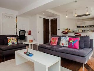 Beautiful Newly Renovated 2 Bed Apartment in Bank - Photo 11