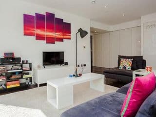 Beautiful Newly Renovated 2 Bed Apartment in Bank - Photo 12