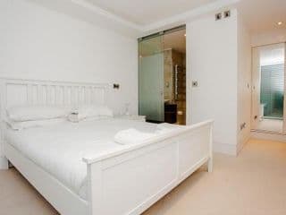 Beautiful Newly Renovated 2 Bed Apartment in Bank - Photo 13