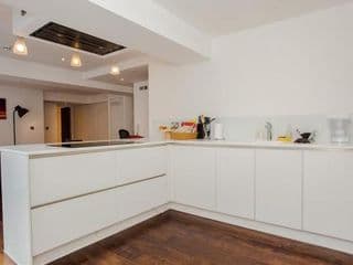 Beautiful Newly Renovated 2 Bed Apartment in Bank - Photo 16