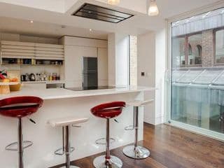 Beautiful Newly Renovated 2 Bed Apartment in Bank - Photo 17