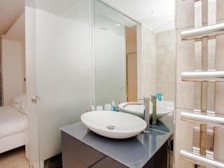 Beautiful Newly Renovated 2 Bed Apartment in Bank - Photo 18