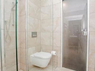 Beautiful Newly Renovated 2 Bed Apartment in Bank - Photo 19