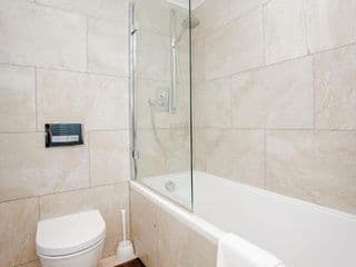 Beautiful Newly Renovated 2 Bed Apartment in Bank - Photo 20