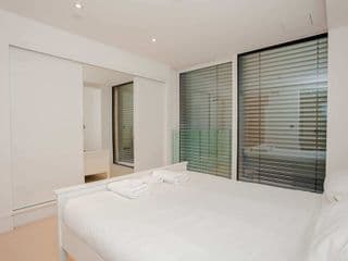 Beautiful Newly Renovated 2 Bed Apartment in Bank - Photo 3