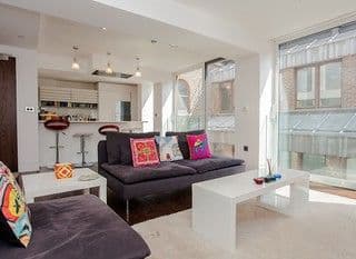 Beautiful Newly Renovated 2 Bed Apartment in Bank - Photo 21