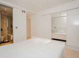 Beautiful Newly Renovated 2 Bed Apartment in Bank - Photo 22