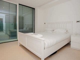 Beautiful Newly Renovated 2 Bed Apartment in Bank - Photo 4