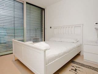 Beautiful Newly Renovated 2 Bed Apartment in Bank - Photo 5