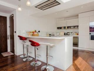 Beautiful Newly Renovated 2 Bed Apartment in Bank - Photo 8