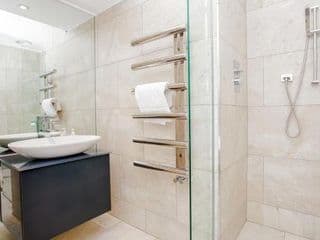 Beautiful Newly Renovated 2 Bed Apartment in Bank - Photo 9