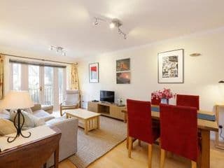 Calm 2BR apt with parking and patio, 15mins to London Eye