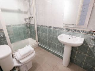 Calm 2BR apt with parking and patio, 15mins to London Eye - Photo 11
