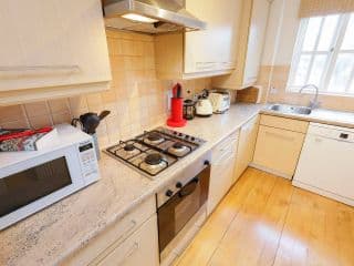 Calm 2BR apt with parking and patio, 15mins to London Eye - Photo 12