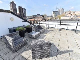 Calm 2BR apt with parking and patio, 15mins to London Eye - Photo 13