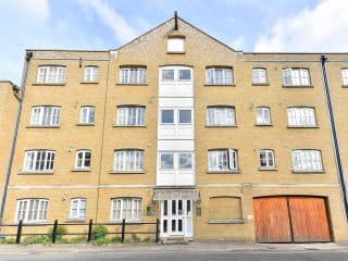 Calm 2BR apt with parking and patio, 15mins to London Eye - Photo 14