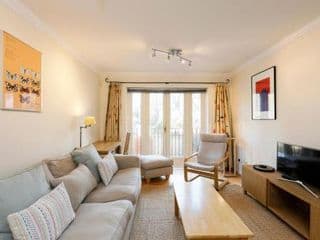 Calm 2BR apt with parking and patio, 15mins to London Eye - Photo 17