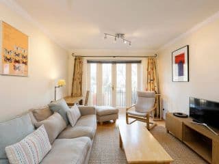 Calm 2BR apt with parking and patio, 15mins to London Eye - Photo 5