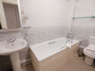 Calm 2BR apt with parking and patio, 15mins to London Eye - Photo 8