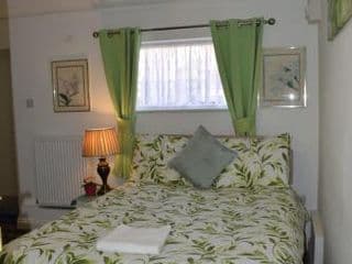 Gatwick Castle B&B - Photo 2