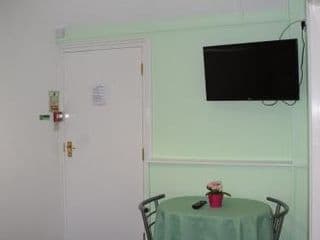 Gatwick Castle B&B - Photo 12