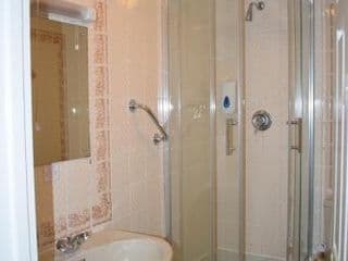 Gatwick Castle B&B - Photo 13