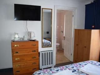 Gatwick Castle B&B - Photo 7