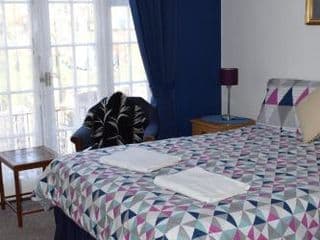 Gatwick Castle B&B - Photo 8