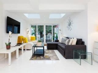 Veeve - Kenway Village - Photo 2
