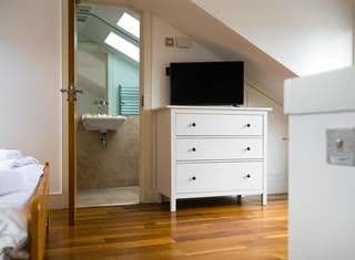 3BR Apartment in Great Swiss Cottage Location - Photo 3