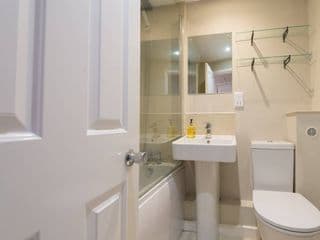 Central Windsor Apartment Facing the Castle - Photo 2