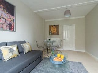 Central Windsor Apartment Facing the Castle - Photo 11