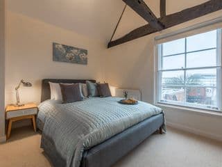 Central Windsor Apartment Facing the Castle - Photo 13