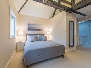 Central Windsor Apartment Facing the Castle - Photo 15