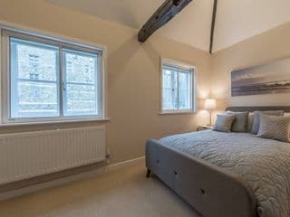 Central Windsor Apartment Facing the Castle - Photo 16