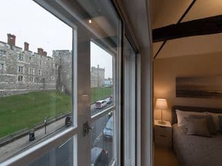 Central Windsor Apartment Facing the Castle - Photo 17