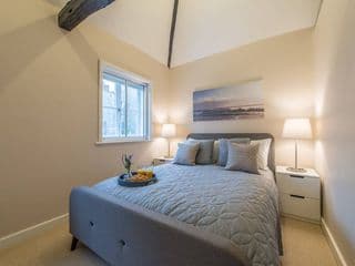 Central Windsor Apartment Facing the Castle - Photo 18
