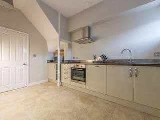 Central Windsor Apartment Facing the Castle - Photo 3