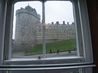 Central Windsor Apartment Facing the Castle - Photo 23