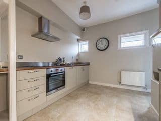 Central Windsor Apartment Facing the Castle - Photo 4