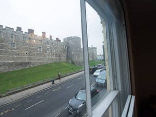 Central Windsor Apartment Facing the Castle - Photo 8